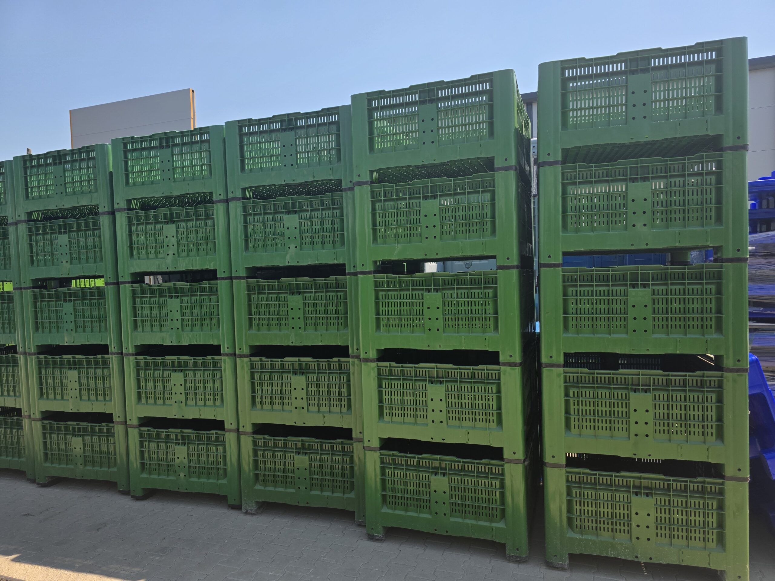 Box palet plastic cu 4 picioare perete plin100x120x580mm